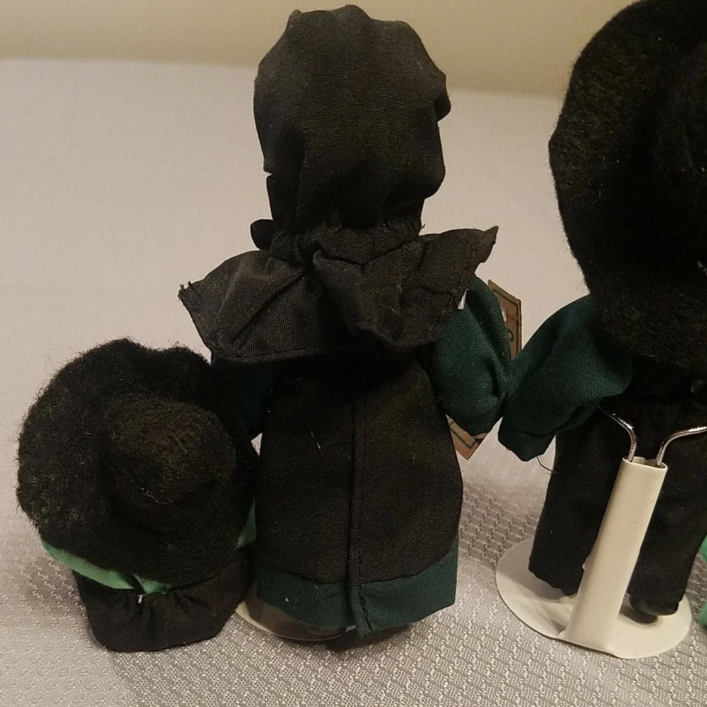 AMISH FAMILY SET‎ OF 4 porcelain Ornament Dolls